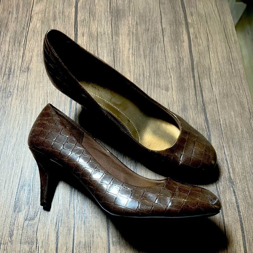 Women’s brown heels size 9